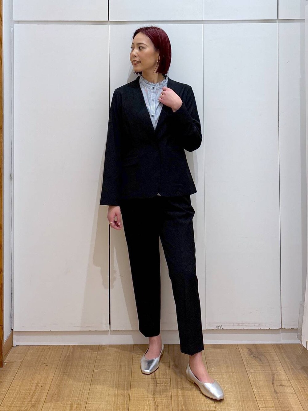 「GLOBAL WORK、着痩せ・細見え、ママコーデ、骨格ストレート、体型カバー、高見え、高身長」｜「GLOBAL WORKのウツクシルエットノーカラージャケット/133613（ノーカラージャケット、ブラック系）」を使った、ココさん（レディース・165cm）の春コーディネートの2枚目の写真