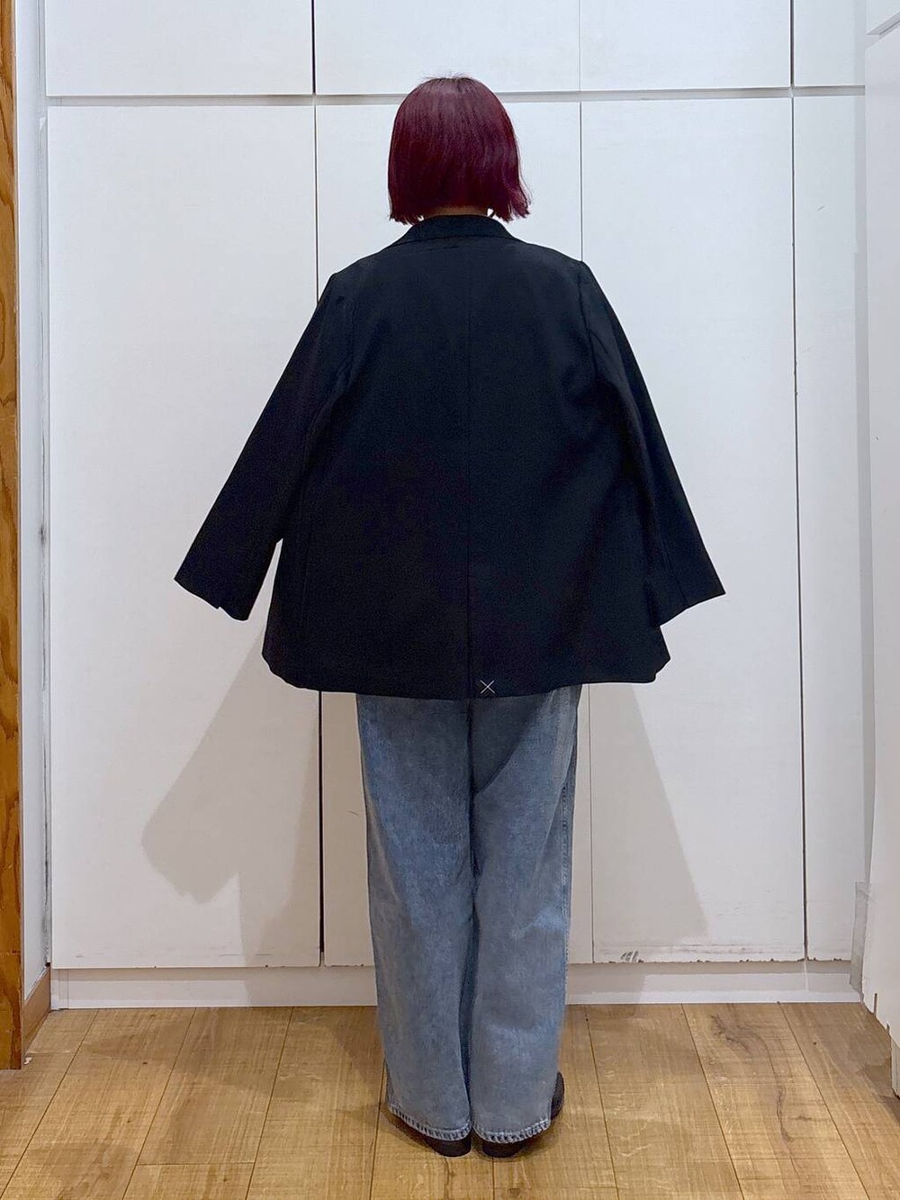 「体型カバー、高見え、高身長、ママコーデ、骨格ストレート、GLOBAL WORK、着痩せ・細見え、ジャケット、春コーデ、デニムパンツ」｜「GLOBAL WORKのGOODデニムバギーパンツ/118365（デニムパンツ、ブルー系）」を使った、ココさん（レディース・165cm）の春コーディネートの4枚目の写真