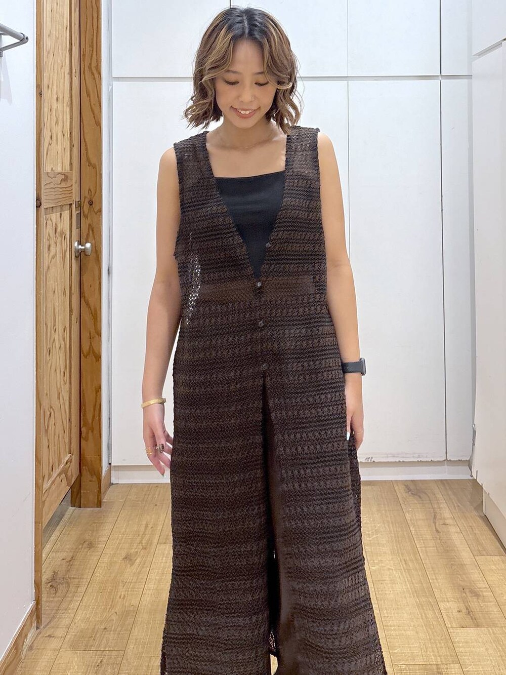 ブラック系のキャミソール、ブラウン系のその他パンツ、ブラック系のサンダルを着用したレディースの夏コーディネートの2枚目の写真