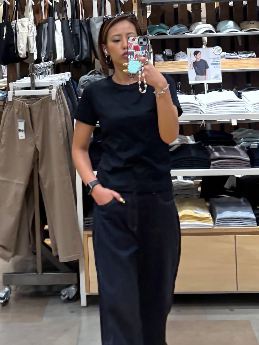 ブルー系のデニムパンツ、ブラック系のTシャツ/カットソーを着用したレディースの夏コーディネートの3枚目の写真