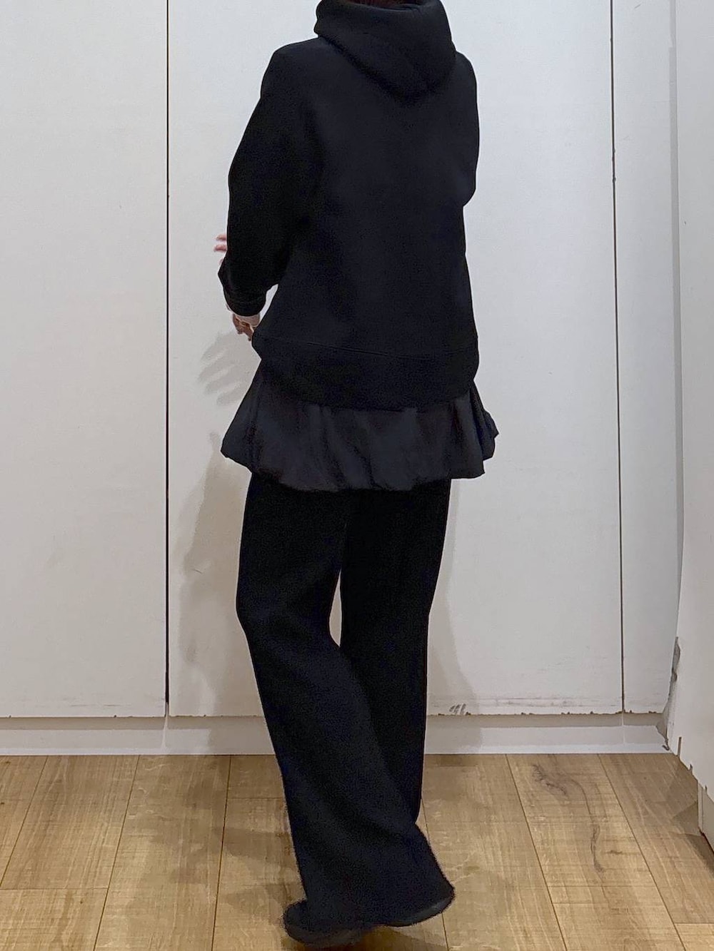 ブラック系のパーカー、ホワイト系のTシャツ/カットソー、ブラック系のその他パンツを着用したレディースの春コーディネートの4枚目の写真