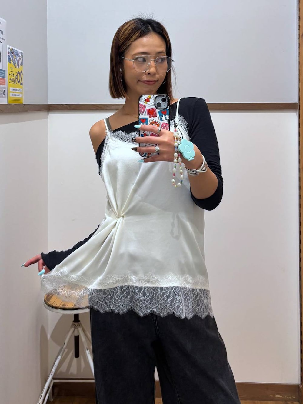 ブラック系のデニムパンツ、ホワイト系のキャミソール、ホワイト系のメガネを着用したレディースの春コーディネートの3枚目の写真