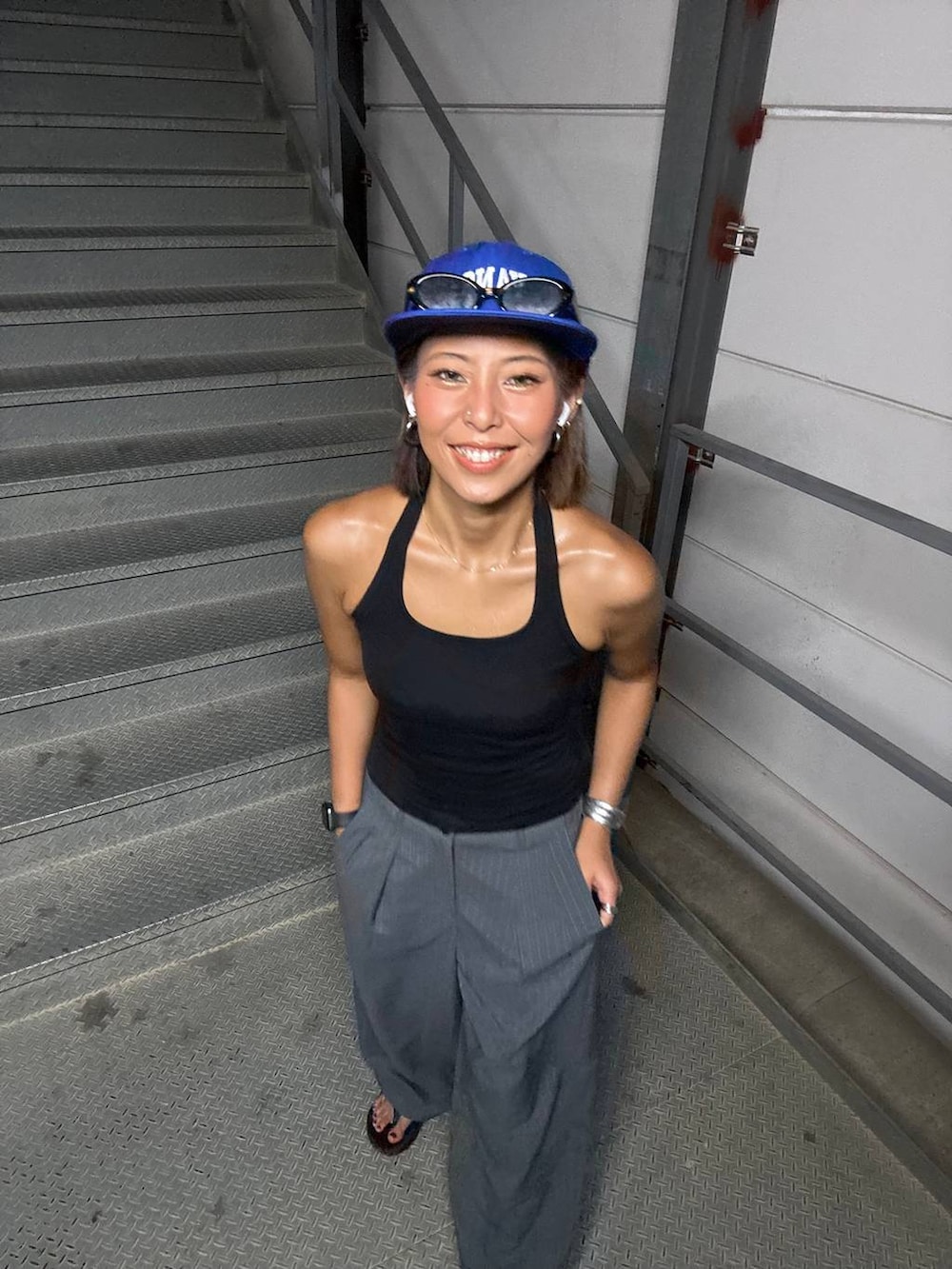 グレー系のその他パンツ、ブラック系のサンダルを着用したレディースの夏コーディネートの3枚目の写真