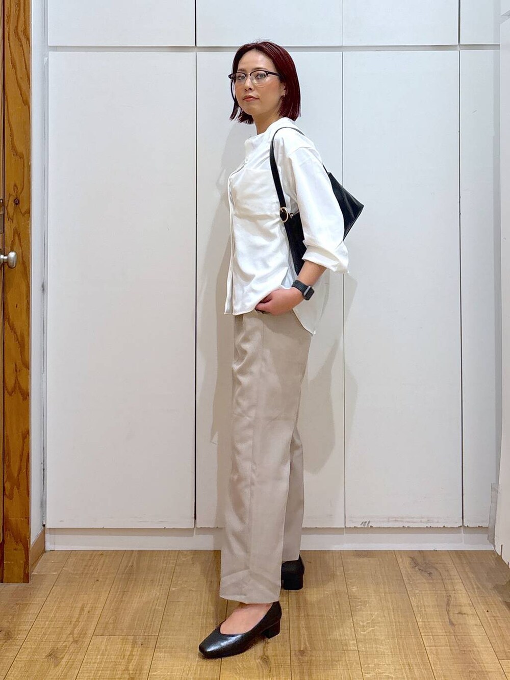 ホワイト系のシャツ/ブラウス、ブラック系のショルダーバッグ、ベージュ系のその他パンツを着用したレディースの春コーディネートの2枚目の写真