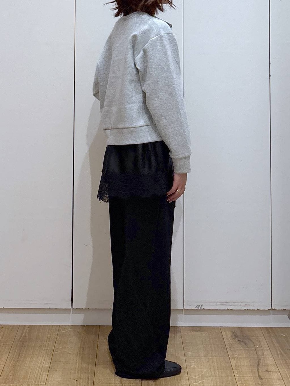 ブラック系のローファー、ブラック系のキャミソール、ブラック系のその他パンツを着用したレディースの春コーディネートの4枚目の写真