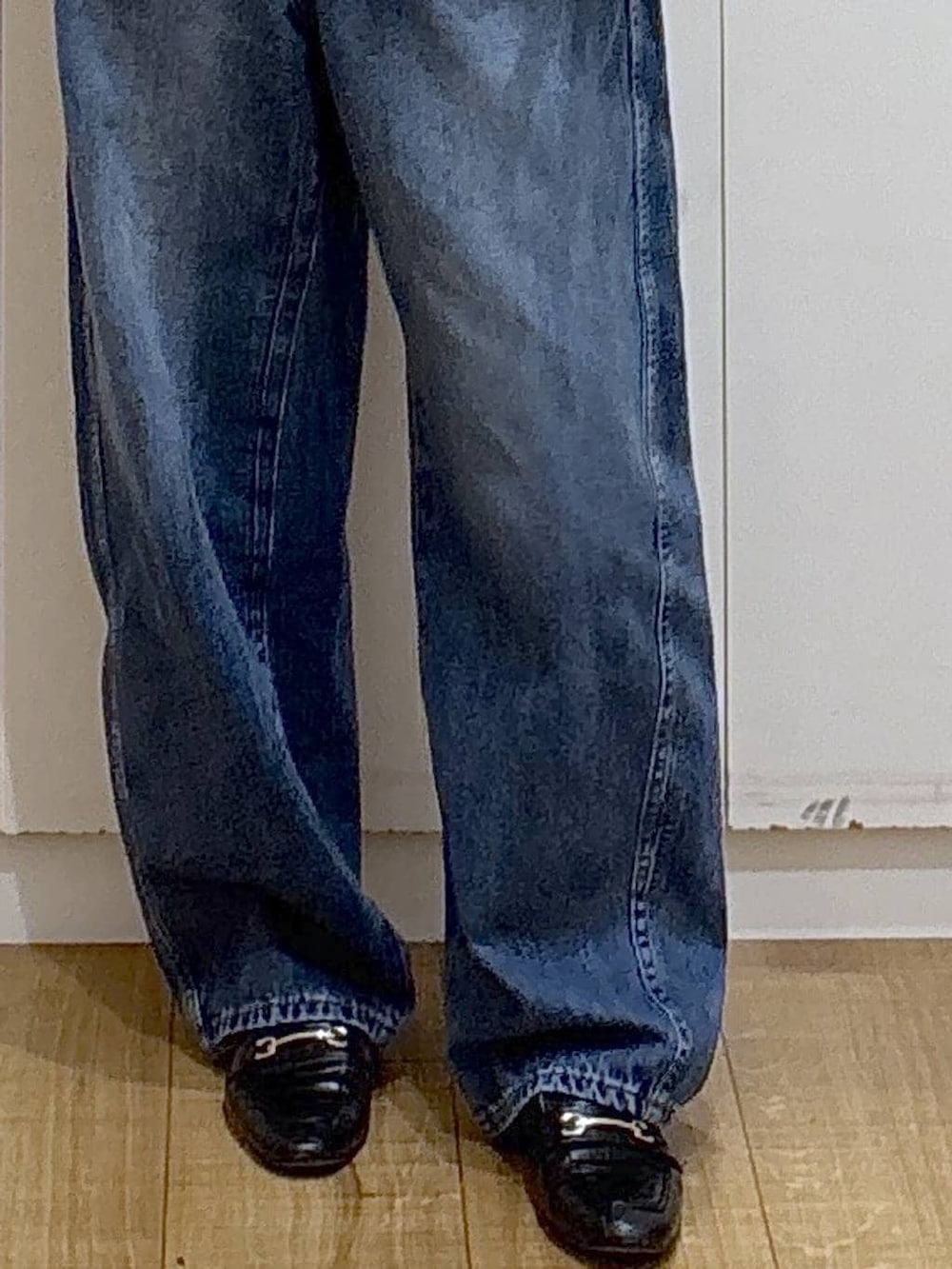 ブラック系のローファー、ピンク系のシャツ/ブラウス、ブルー系のデニムパンツを着用したレディースの冬コーディネートの4枚目の写真