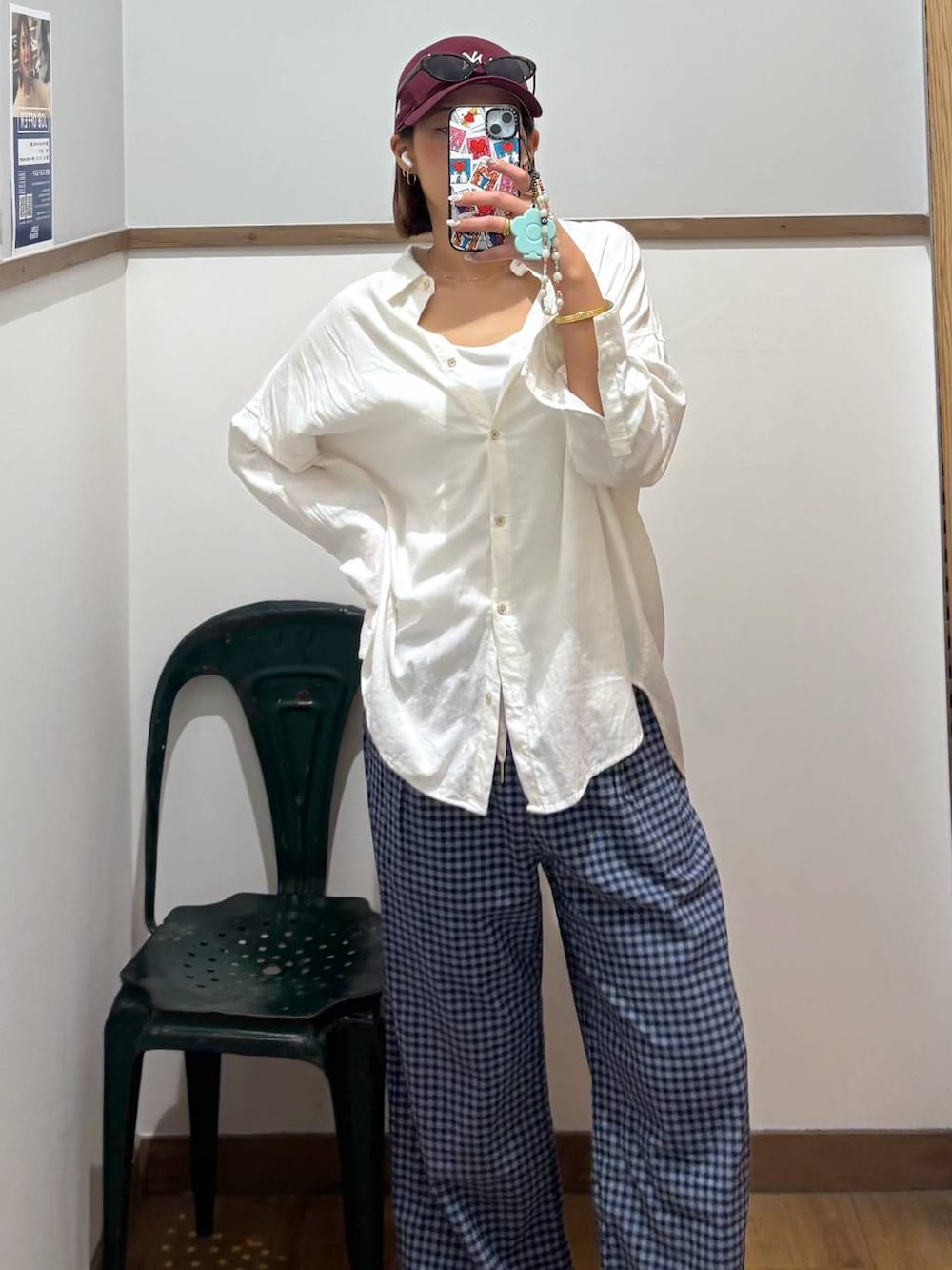ホワイト系のシャツ/ブラウス、ホワイト系のキャミソール、ブルー系のその他パンツを着用したレディースの春コーディネートの2枚目の写真
