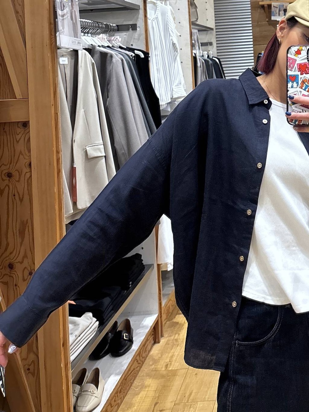 ベージュ系のローファー、ブルー系のデニムパンツ、ブルー系のシャツ/ブラウスを着用したレディースの春コーディネートの4枚目の写真