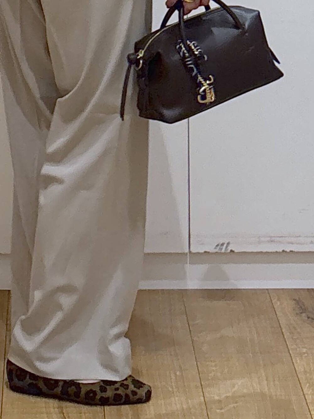 その他のパンプス、ベージュ系のスラックス、ブラウン系のボストンバッグを着用したレディースの春コーディネートの6枚目の写真