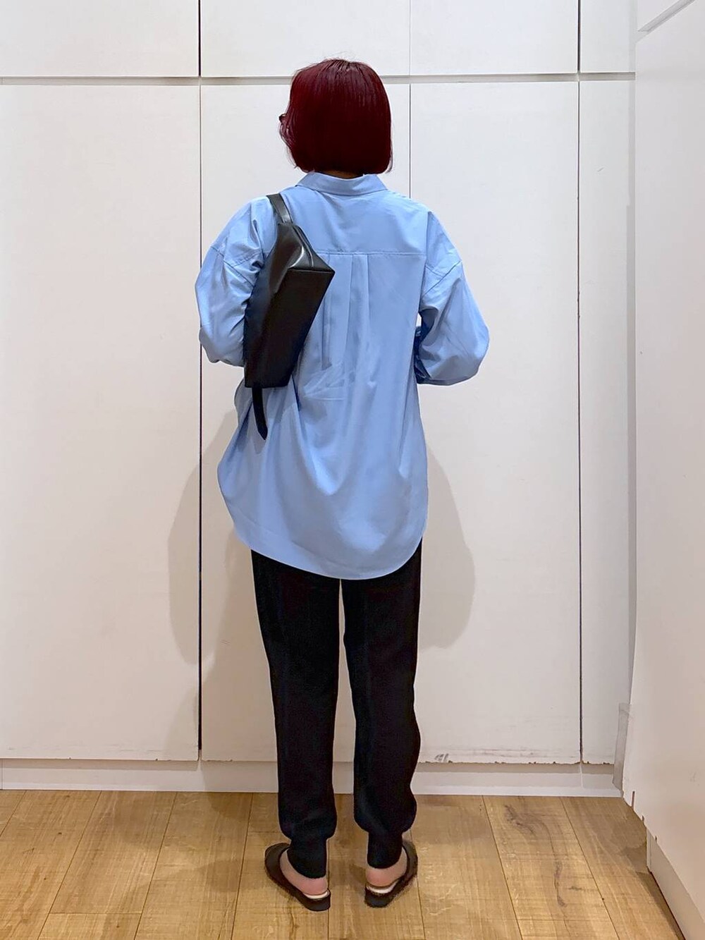 ブラック系のショルダーバッグ、ブラック系のその他パンツ、ブルー系のシャツ/ブラウスを着用したレディースの春コーディネートの4枚目の写真
