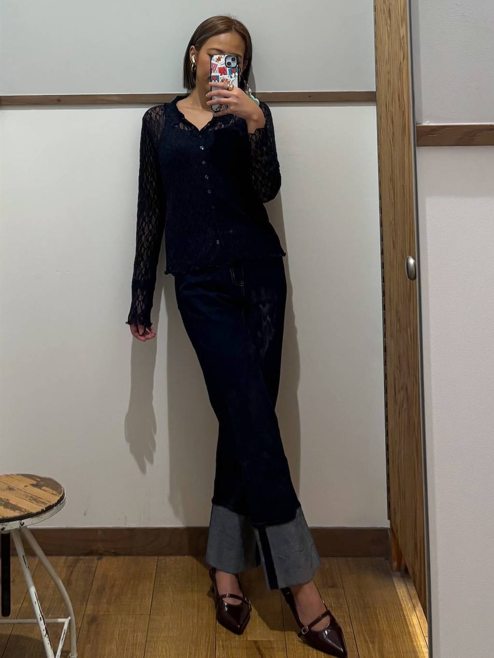 ブルー系のデニムパンツ、ブルー系のシャツ/ブラウス、レッド系のその他シューズを着用したレディースの秋コーディネートの5枚目の写真