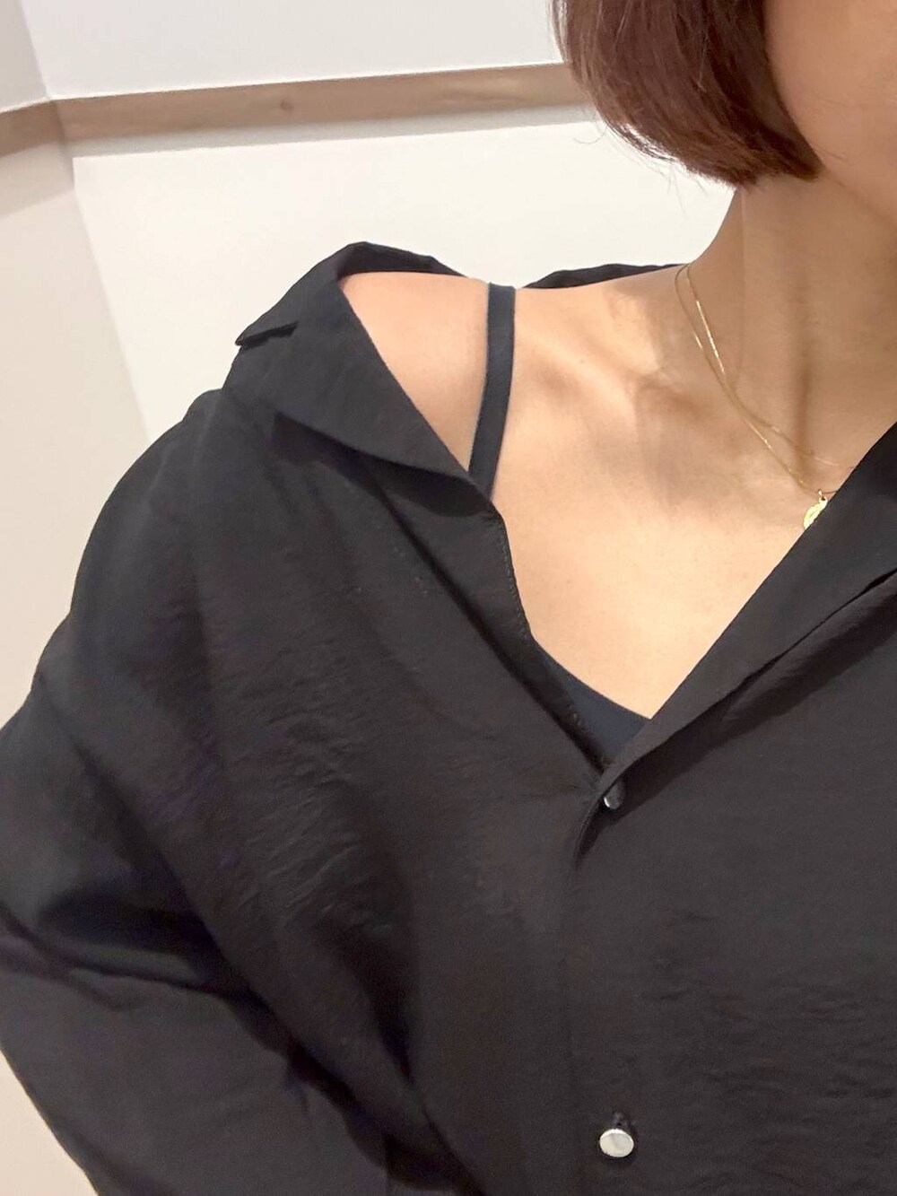 グレー系のパンプス、ブラック系のスウェットパンツ、ゴールド系のネックレスを着用したレディースの春コーディネートの5枚目の写真