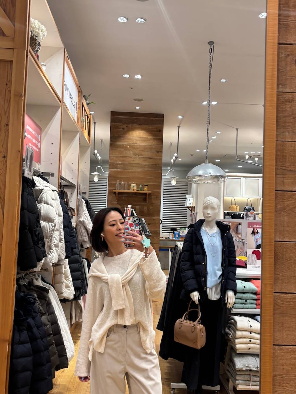 グレー系のその他パンツ、ベージュ系のニット/セーター、ベージュ系のカーディガン/ボレロを着用したレディースの秋コーディネートの5枚目の写真