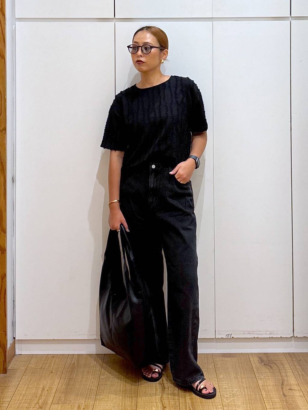 ブラック系のTシャツ/カットソー、ブラック系のトートバッグ、ブラック系のサンダルを着用したレディースの夏コーディネートの2枚目の写真