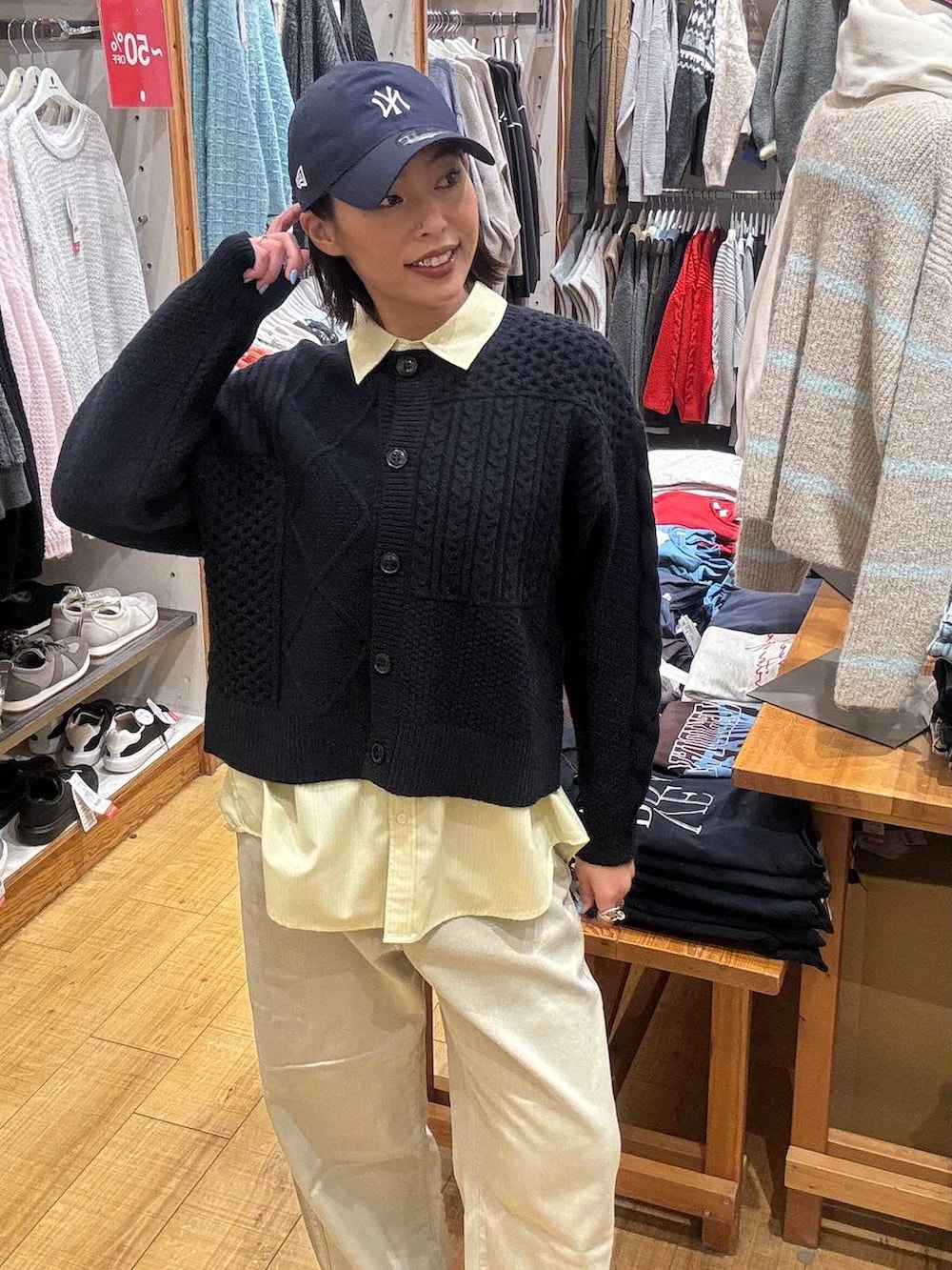 ベージュ系のデニムパンツ、イエロー系のシャツ/ブラウス、ブルー系のカーディガン/ボレロを着用したレディースの冬コーディネートの2枚目の写真