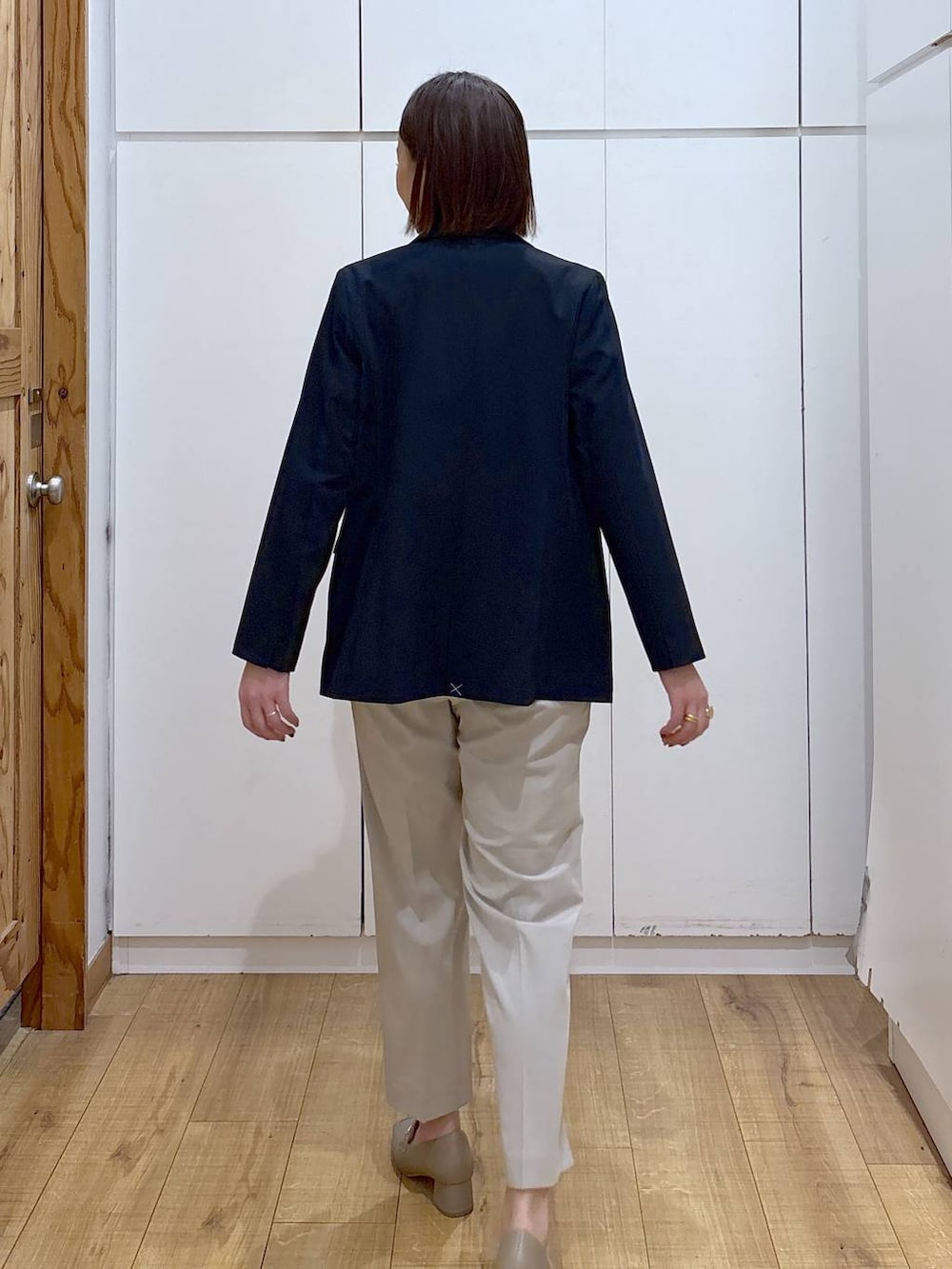 ベージュ系のローファー、ベージュ系のスラックス、ホワイト系のシャツ/ブラウスを着用したレディースの冬コーディネートの5枚目の写真