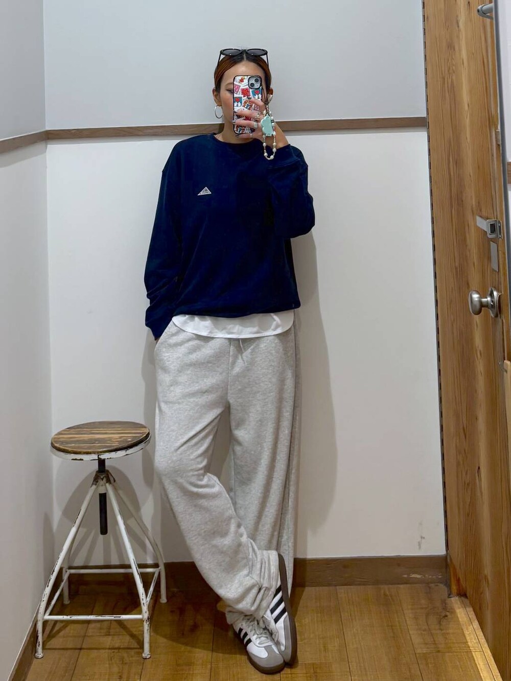 ホワイト系のTシャツ/カットソーを着用したレディースの秋コーディネートの2枚目の写真