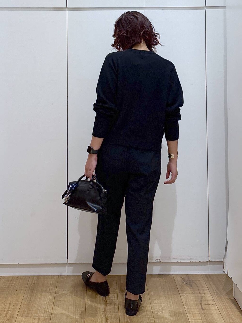 ブラック系のローファー、ブルー系のスラックス、ブラック系のカーディガン/ボレロを着用したレディースの春コーディネートの7枚目の写真