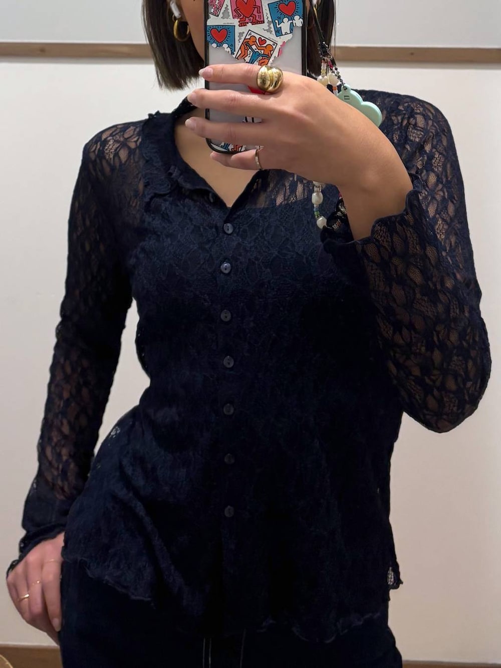 ブルー系のデニムパンツ、ブルー系のシャツ/ブラウス、レッド系のその他シューズを着用したレディースの秋コーディネートの4枚目の写真