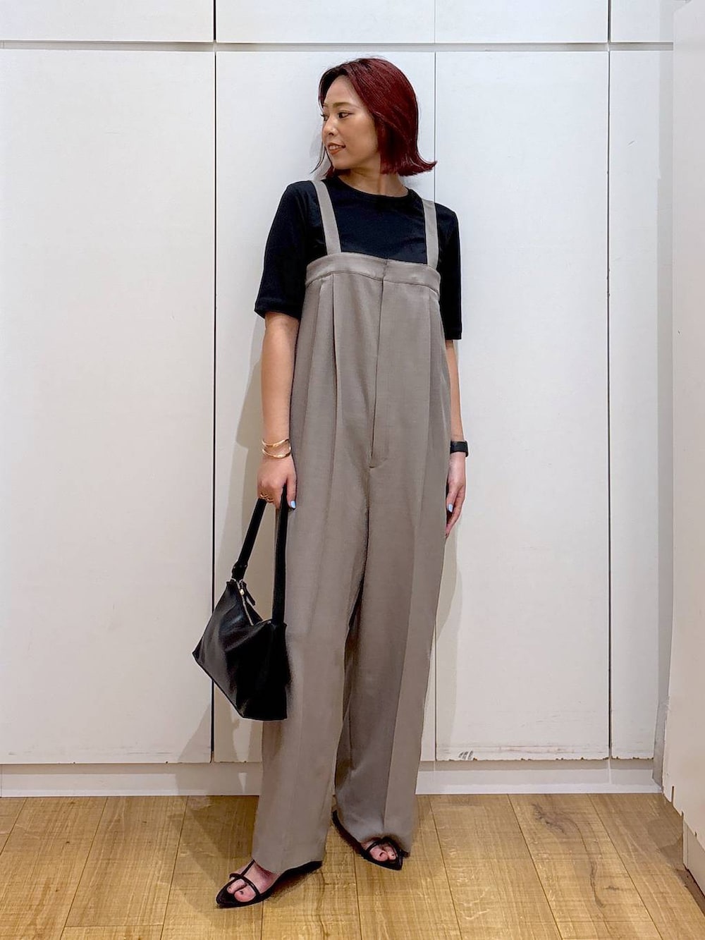 「体型カバー、高見え、高身長、ママコーデ、骨格ストレート、GLOBAL WORK、着痩せ・細見え」｜「A part byのクロスフラットサンダル（サンダル、ブラック系）」を使った、ココさん（レディース・165cm）の春コーディネートの3枚目の写真
