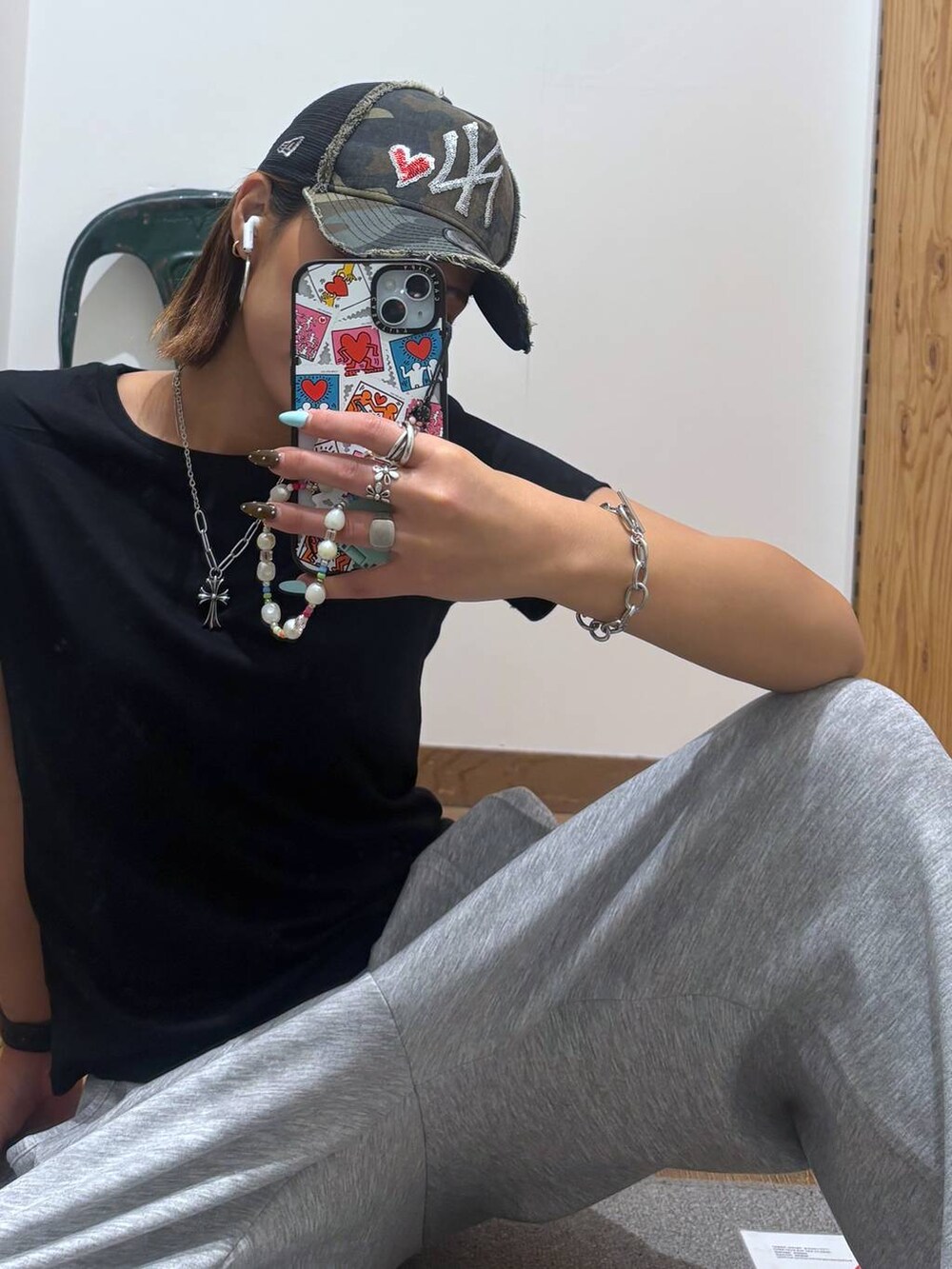 ブラック系のTシャツ/カットソー、グレー系のその他パンツを着用したレディースの夏コーディネートの7枚目の写真