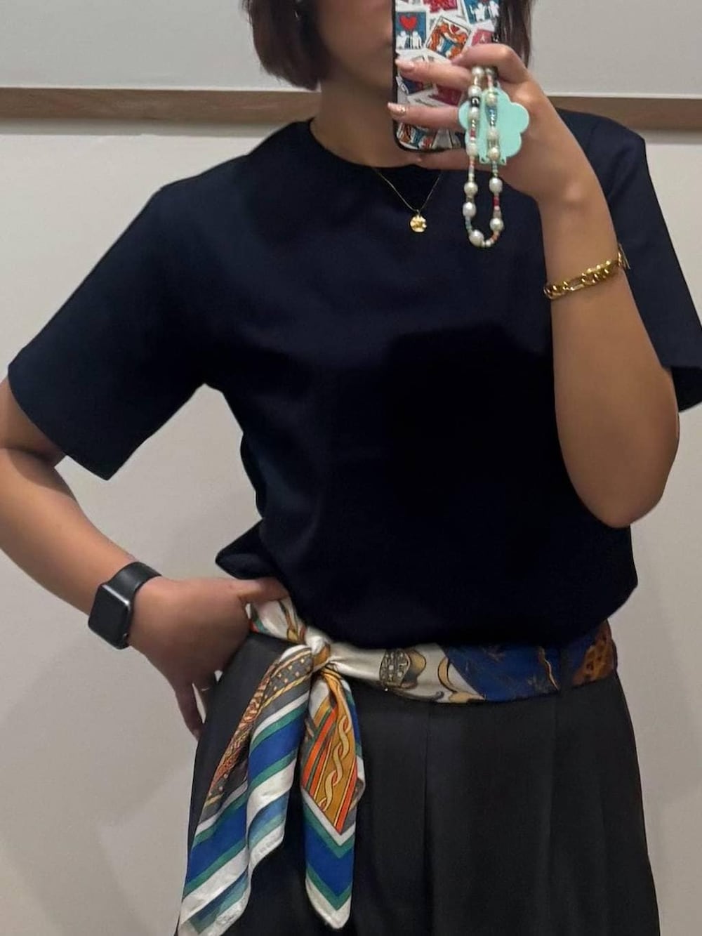 ブラック系のローファー、グレー系のその他パンツ、ブルー系のTシャツ/カットソーを着用したレディースの春コーディネートの5枚目の写真