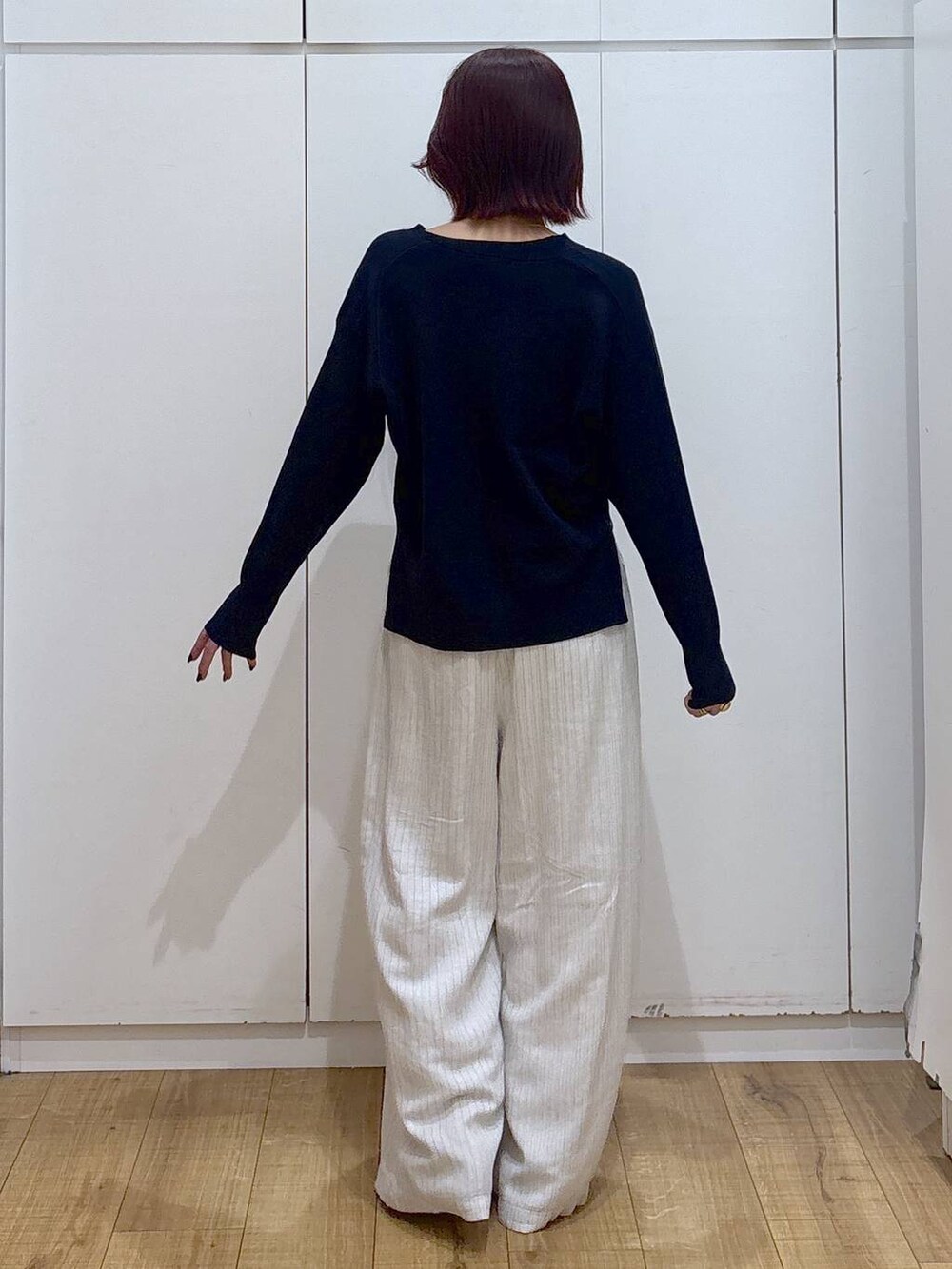 ブラウン系のバレエシューズ、ベージュ系のその他パンツ、ブルー系のニット/セーターを着用したレディースの春コーディネートの4枚目の写真