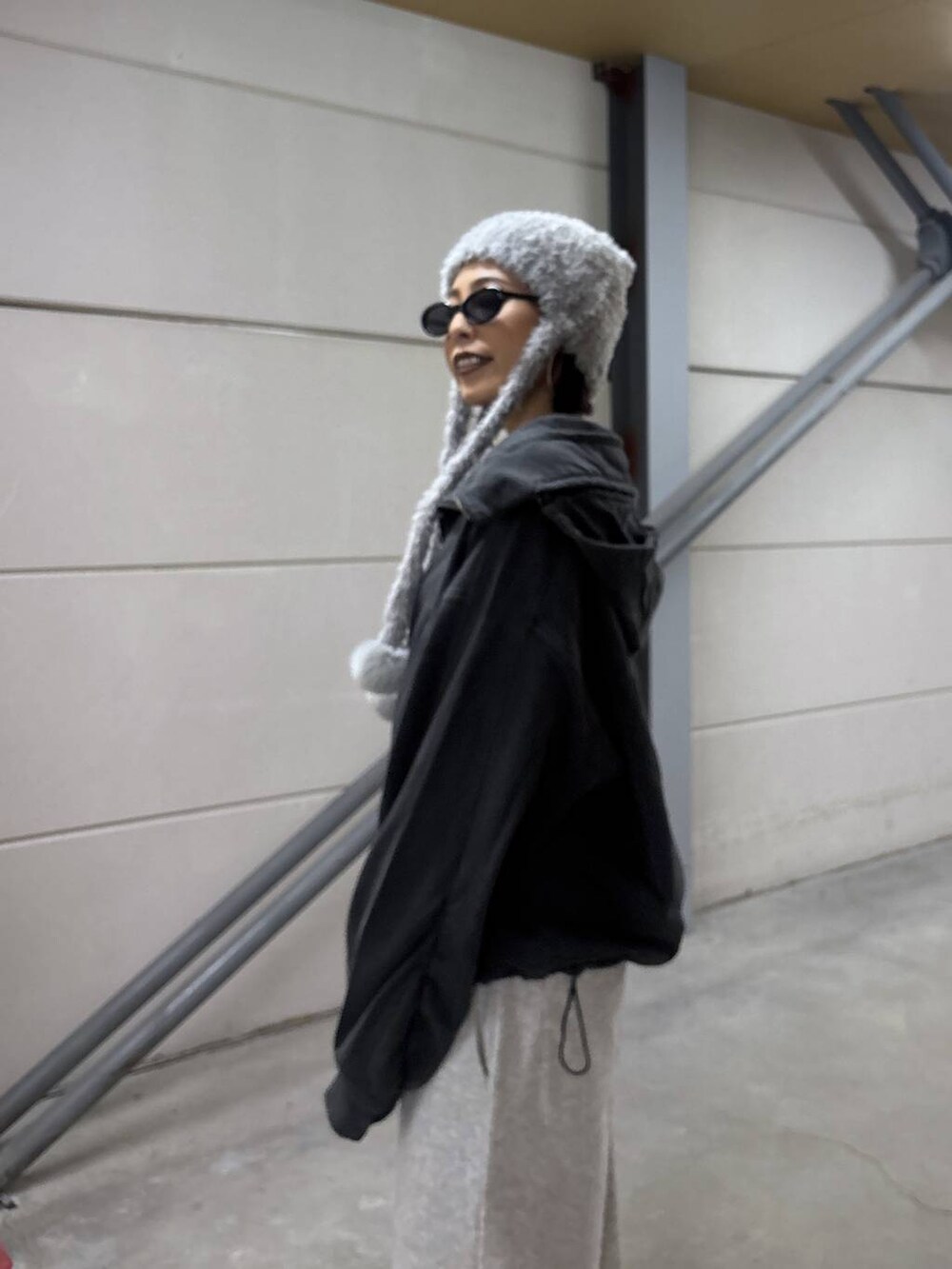 ブラック系のニット/セーター、グレー系のニットキャップ/ビーニーを着用したレディースの秋コーディネートの5枚目の写真