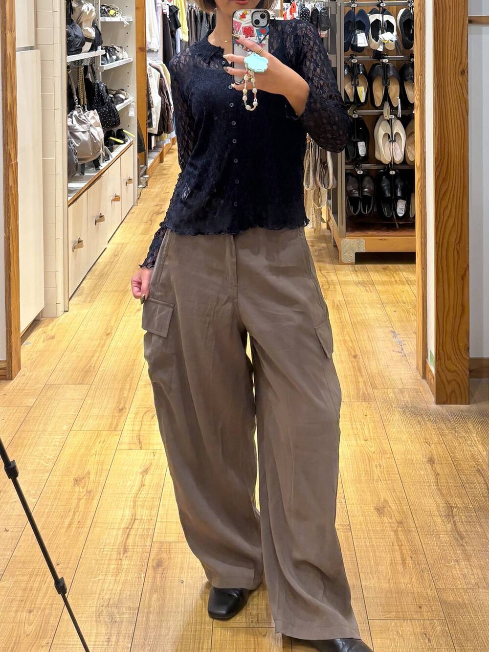 グリーン系のその他パンツ、ブルー系のシャツ/ブラウス、ブラック系のキャミソールを着用したレディースの秋コーディネートの4枚目の写真