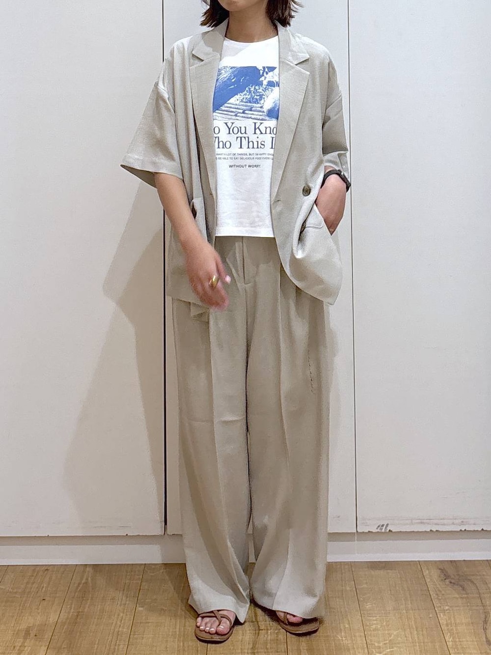 ベージュ系のテーラードジャケット、ベージュ系のその他パンツ、ホワイト系のTシャツ/カットソーを着用したレディースの春コーディネートの4枚目の写真