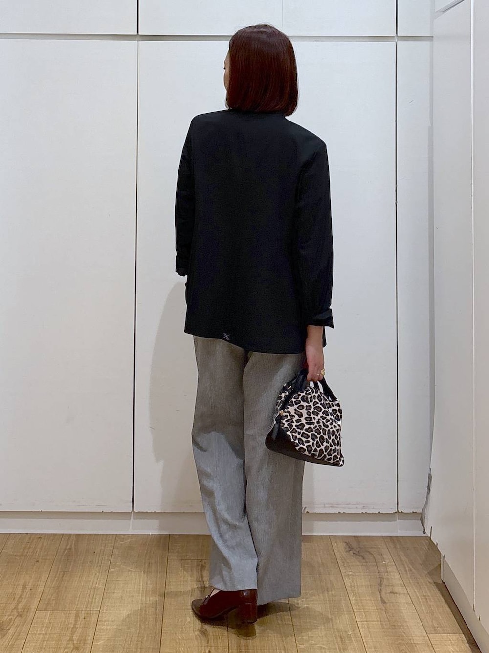 その他のショルダーバッグ、ブラック系のノーカラージャケット、グレー系のその他パンツを着用したレディースの春コーディネートの3枚目の写真