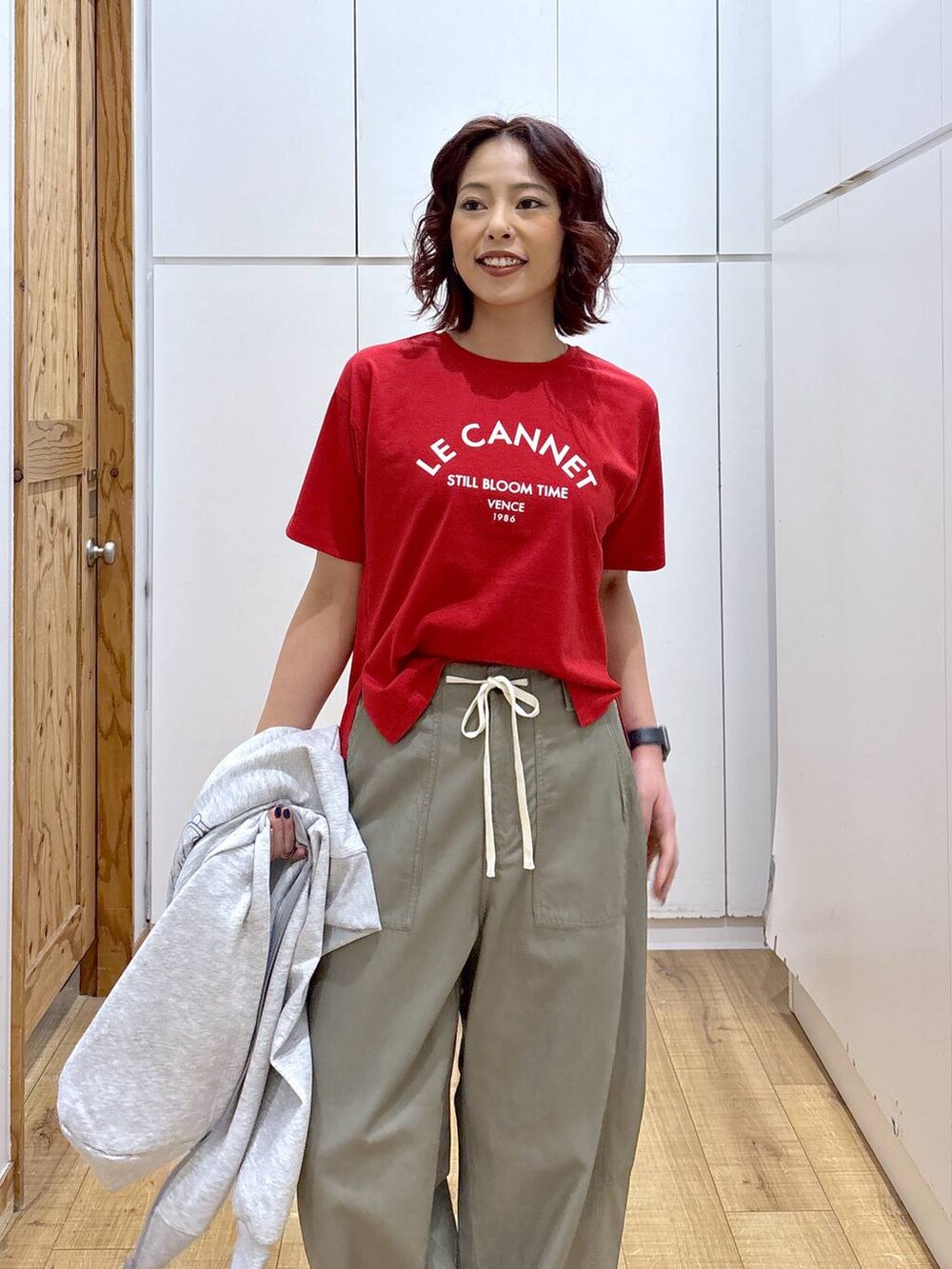レッド系のTシャツ/カットソー、グリーン系のその他パンツ、グレー系のパーカーを着用したレディースの春コーディネートの8枚目の写真
