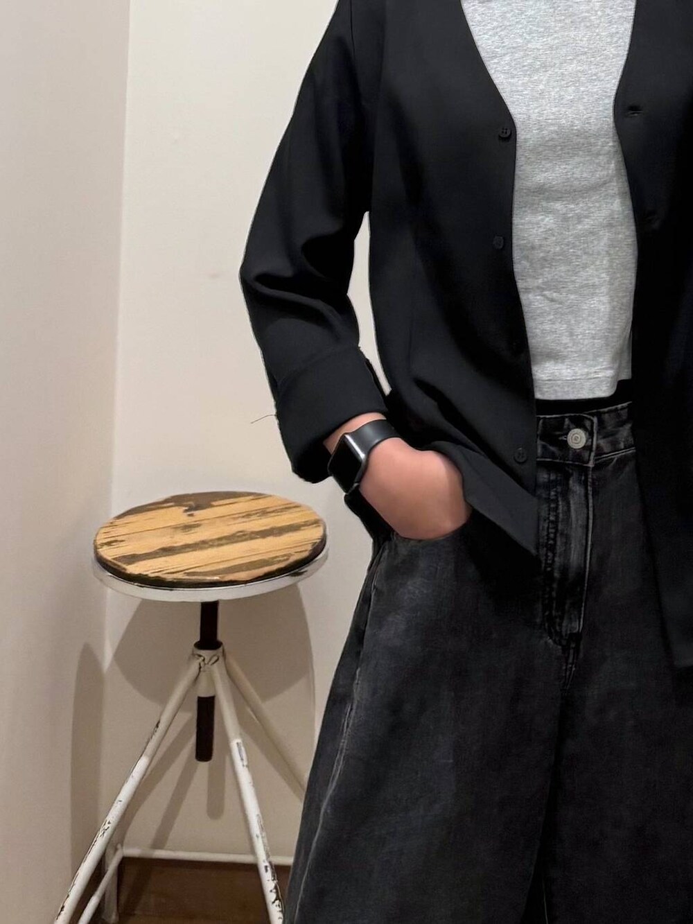 ブラック系のデニムパンツ、グレー系のカーディガン/ボレロを着用したレディースの春コーディネートの6枚目の写真