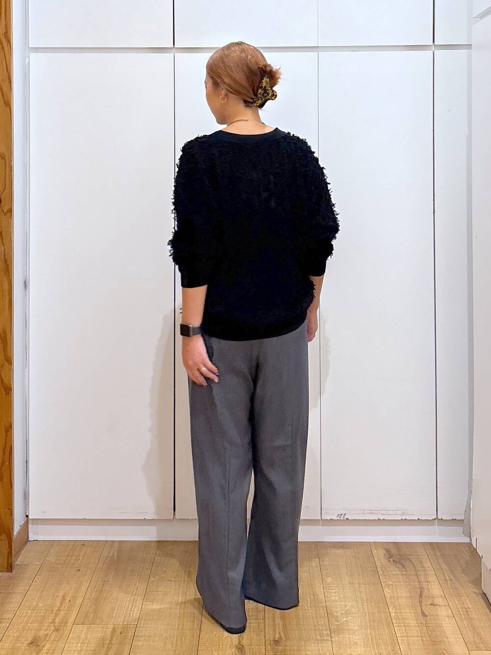 ブラック系のローファー、ブラック系のキャミソール、グレー系のその他パンツを着用したレディースの秋コーディネートの3枚目の写真