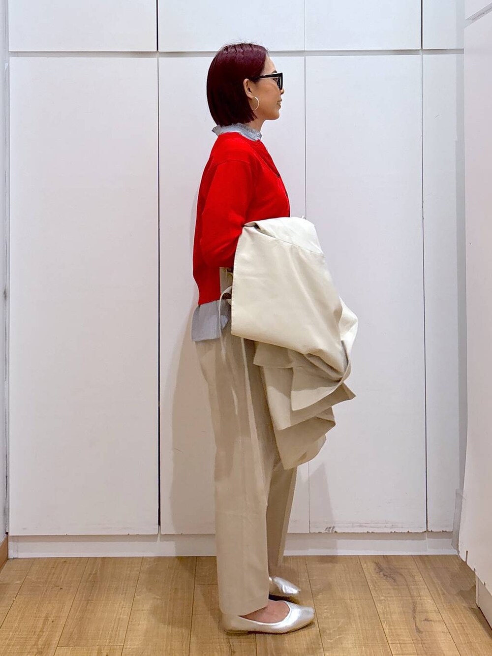 「高見え、GLOBAL WORK、高身長、ママコーデ、骨格ストレート、着痩せ・細見え、体型カバー」|「GLOBAL WORKのウツクシルエットテーパードパンツ/133595(その他パンツ、ベージュ系)」を使った、ココさん(レディース・165cm)の春コーディネートの2枚目の写真