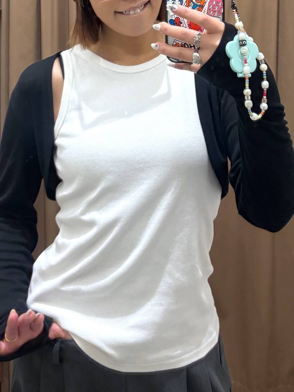 グレー系のその他パンツ、ブラック系のカーディガン/ボレロを着用したレディースの春コーディネートの6枚目の写真