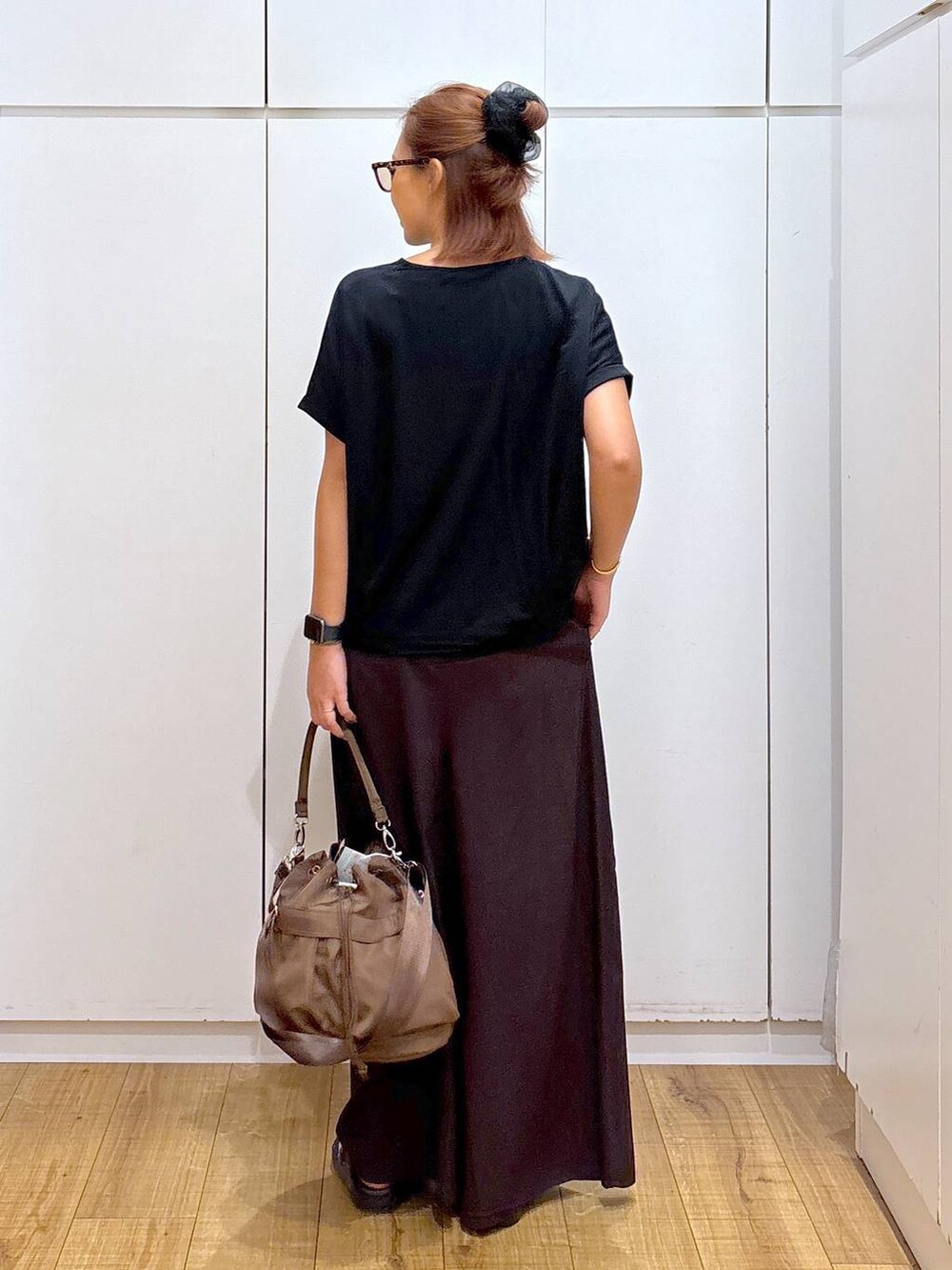 ブラック系のTシャツ/カットソー、ブラウン系のその他パンツ、ブラック系のサンダルを着用したレディースの夏コーディネートの4枚目の写真