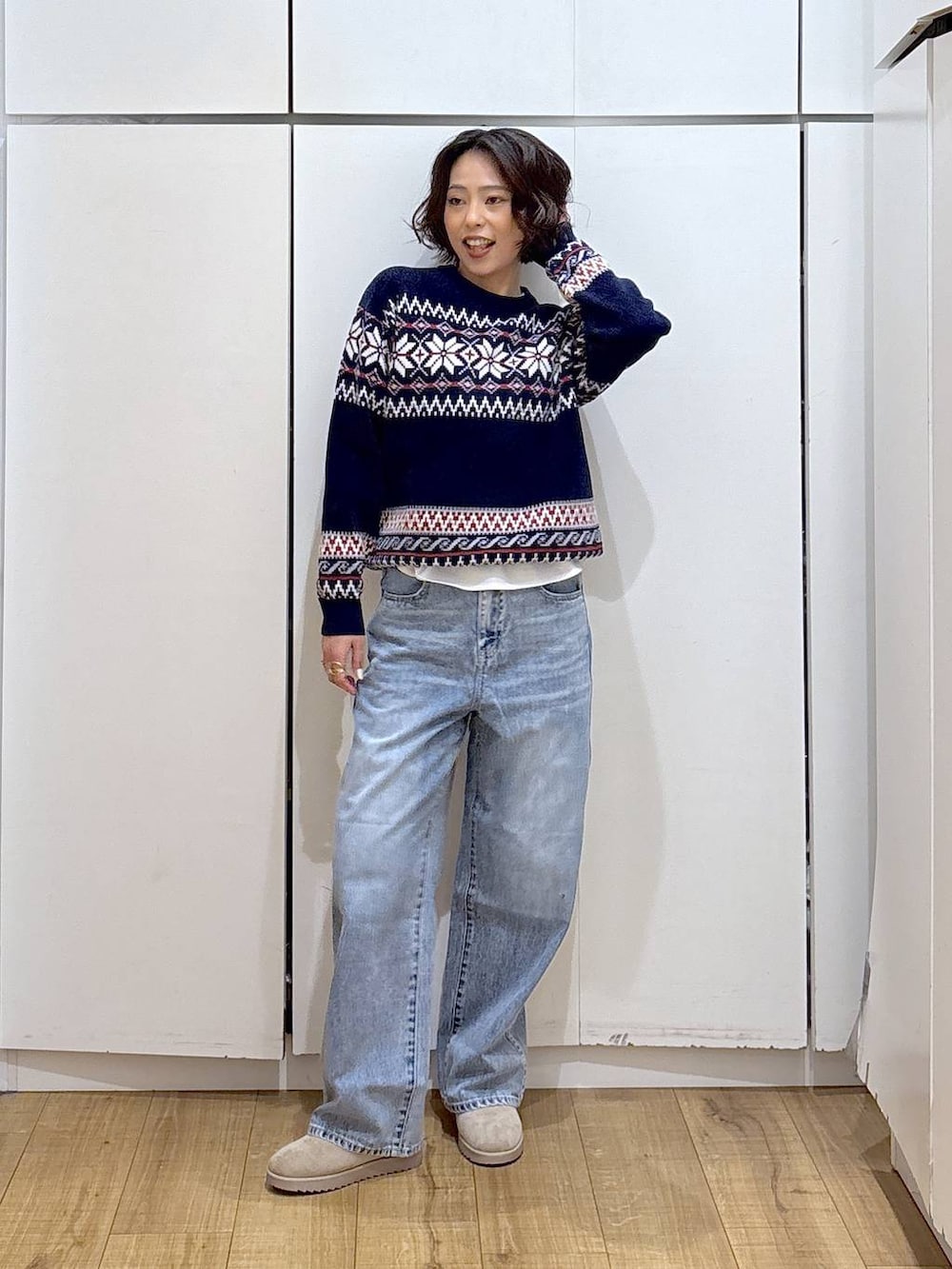 ブルー系のダウンジャケット/コート、ブルー系のデニムパンツ、ホワイト系のTシャツ/カットソーを着用したレディースの冬コーディネートの8枚目の写真