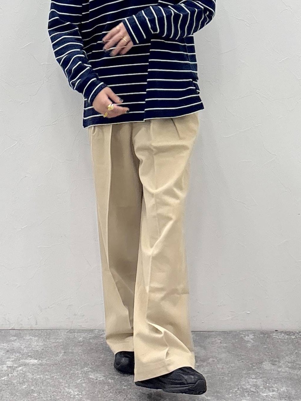 ブラック系のスニーカー、ベージュ系のチノパンツ、グリーン系のスウェットを着用したレディースの冬コーディネートの6枚目の写真