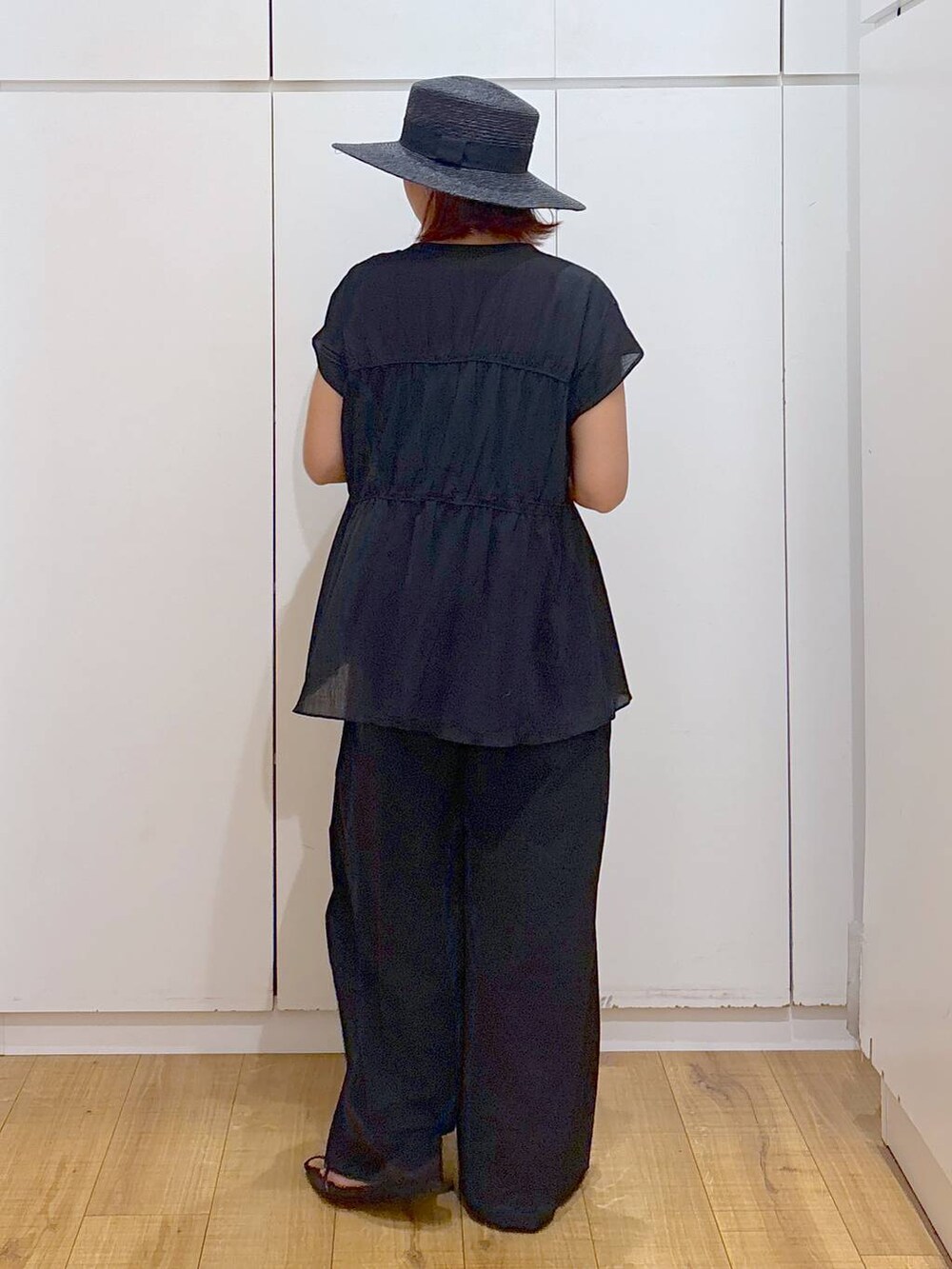 ブラック系のサンダル、ブラック系のその他パンツ、ブラック系のシャツ/ブラウスを着用したレディースの夏コーディネートの5枚目の写真