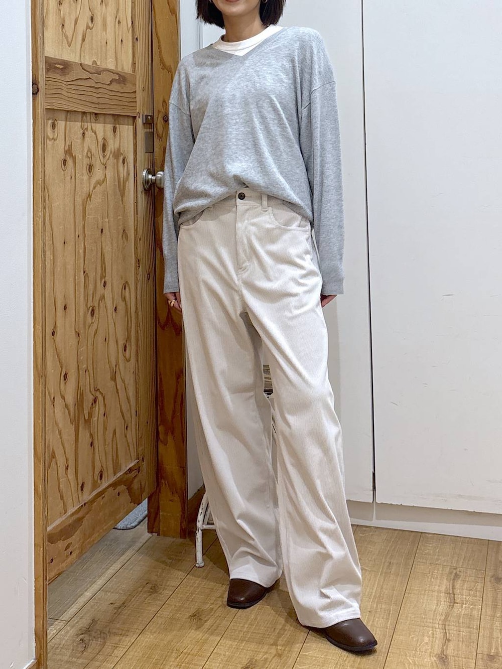 グレー系のその他パンツ、ブラウン系のブーツ、グレー系のニット/セーターを着用したレディースの秋コーディネートの5枚目の写真