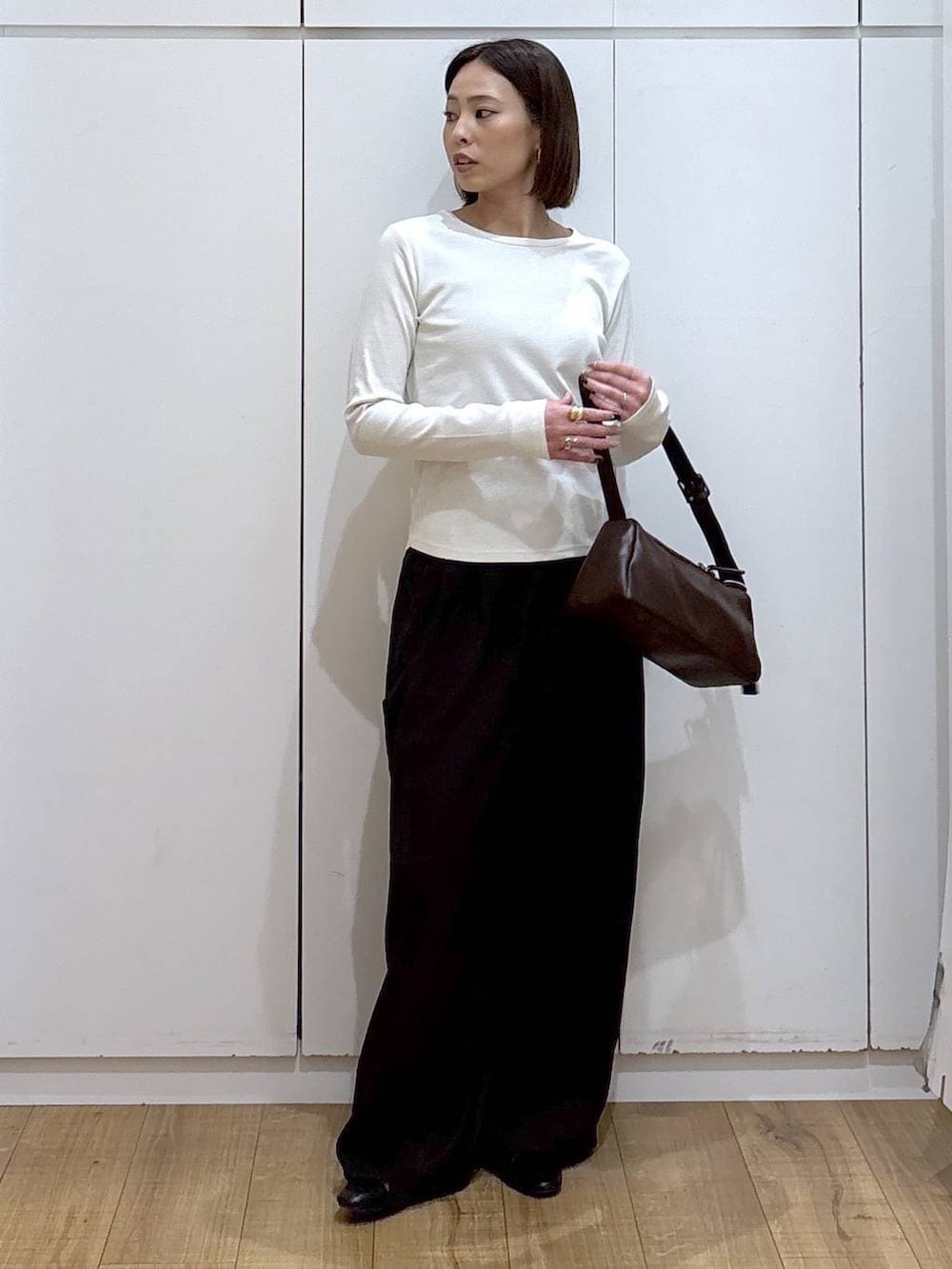 ブラック系のローファー、ブラウン系のショルダーバッグ、ブラウン系のその他パンツを着用したレディースの冬コーディネートの3枚目の写真