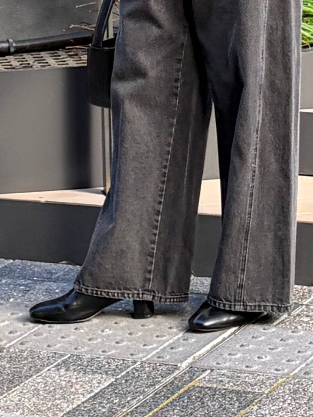 ブラック系のダウンジャケット/コート、ブラック系のデニムパンツ、ブラック系のブーツを着用したレディースの秋コーディネートの4枚目の写真