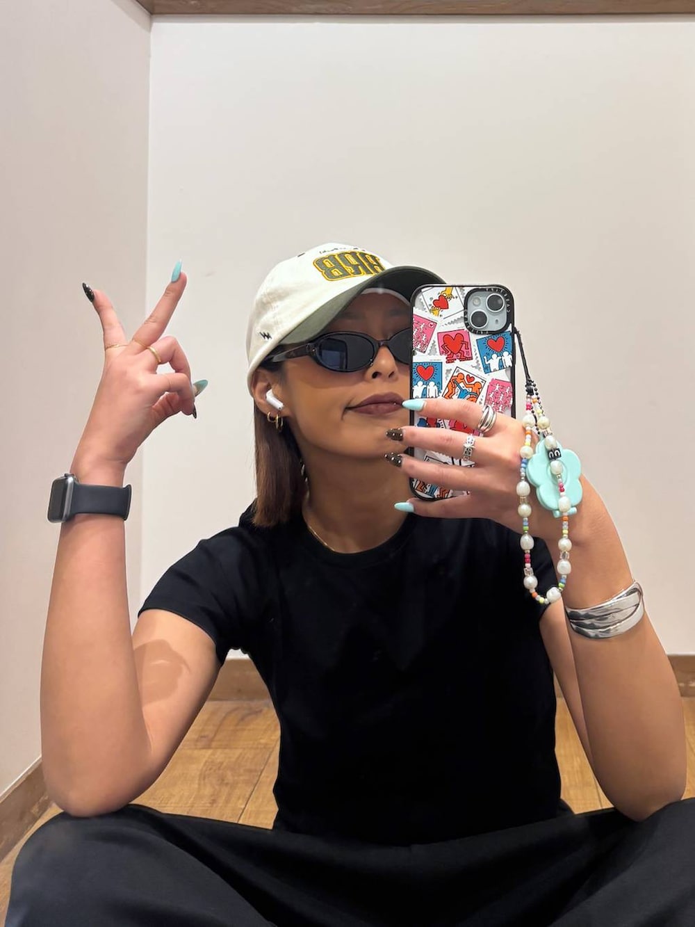 ブラック系のTシャツ/カットソー、ブラック系のその他パンツを着用したレディースの春コーディネートの7枚目の写真