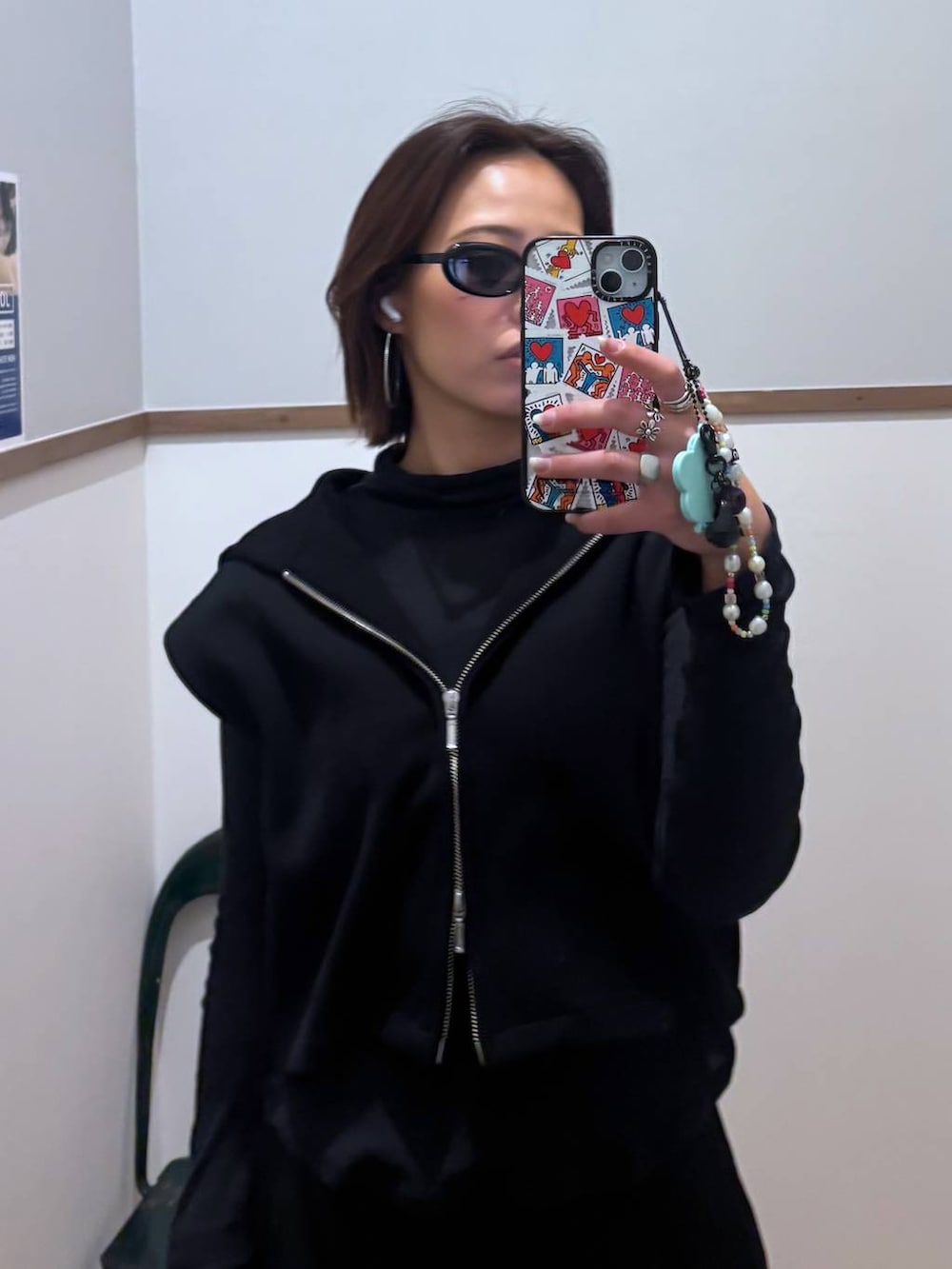 ブラック系のTシャツ/カットソー、ブラック系のベストを着用したレディースの冬コーディネートの6枚目の写真