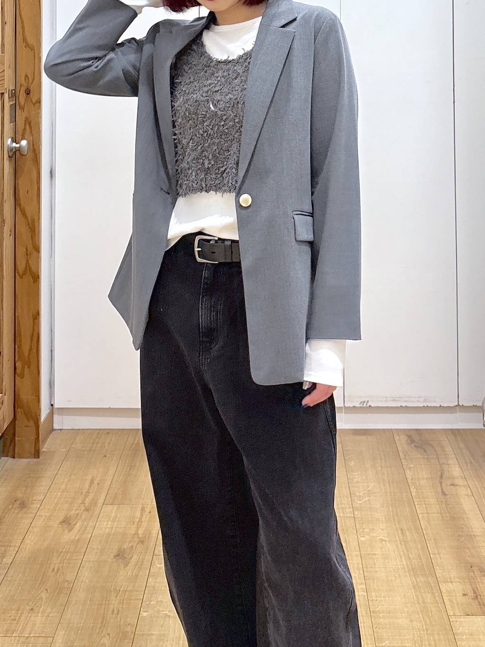 グレー系のテーラードジャケット、ブラック系のブーツ、ブラック系のデニムパンツを着用したレディースの春コーディネートの7枚目の写真