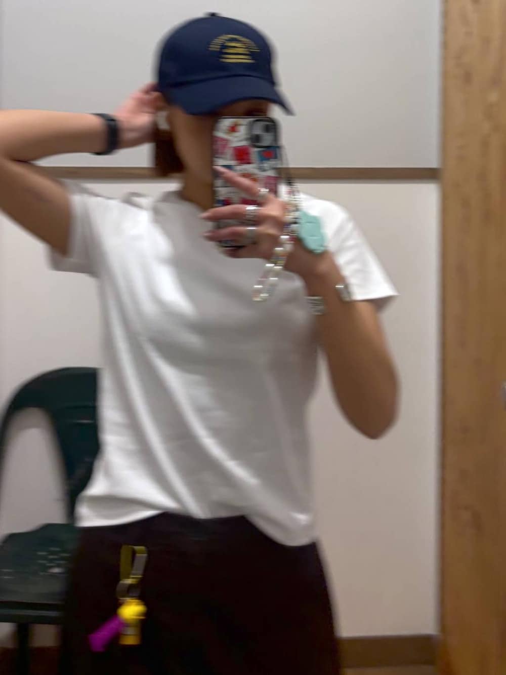 ブラウン系のその他パンツ、ホワイト系のTシャツ/カットソー、その他のキーホルダーを着用したレディースの春コーディネートの4枚目の写真