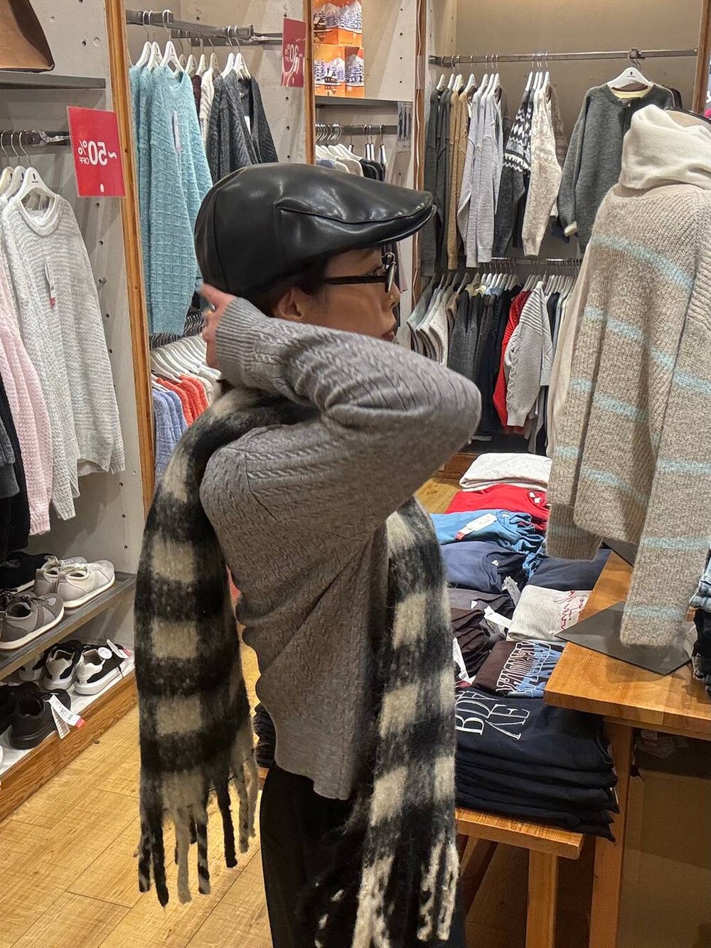 ブラック系のその他パンツ、グレー系のニット/セーター、ブラック系のマフラーを着用したレディースの冬コーディネートの5枚目の写真