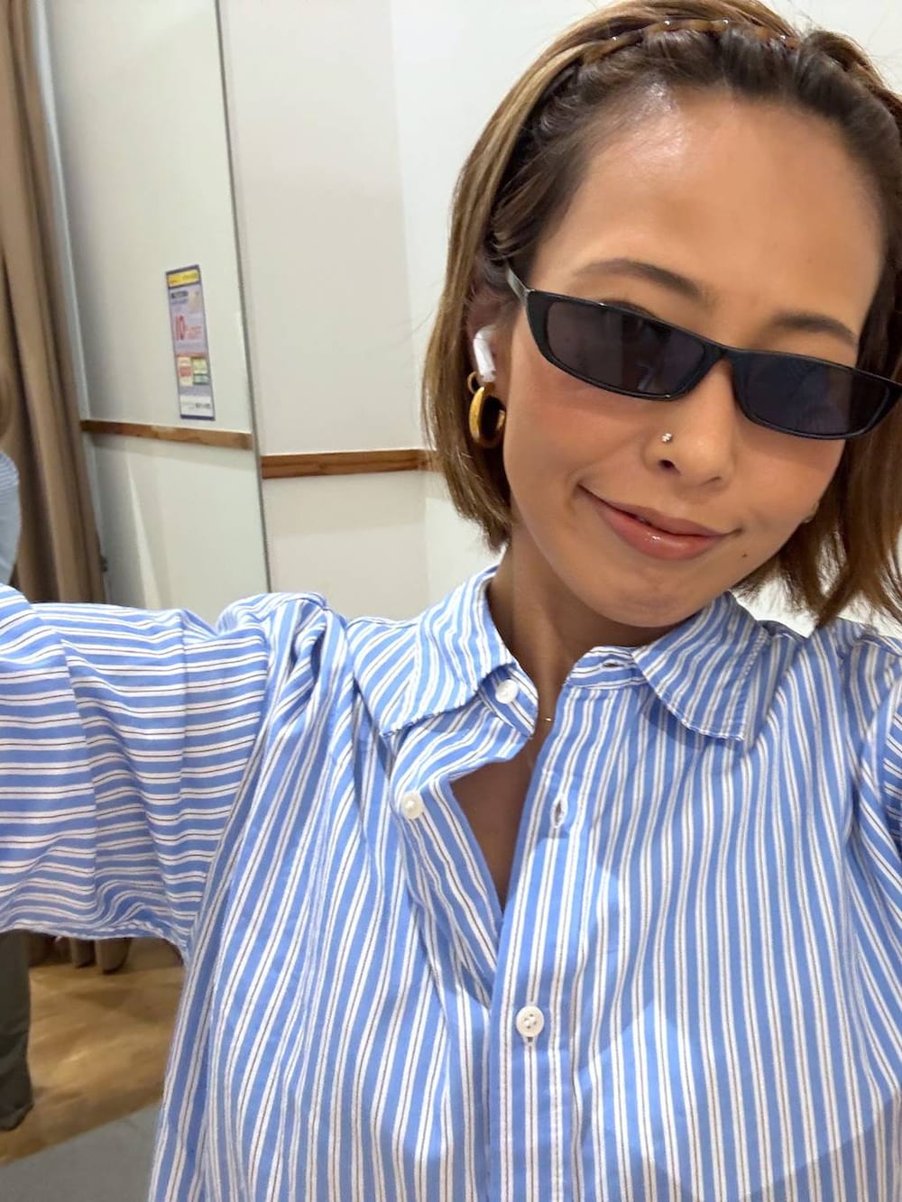 ブラック系のキャミソール、ブルー系のシャツ/ブラウス、グリーン系のその他パンツを着用したレディースの秋コーディネートの9枚目の写真