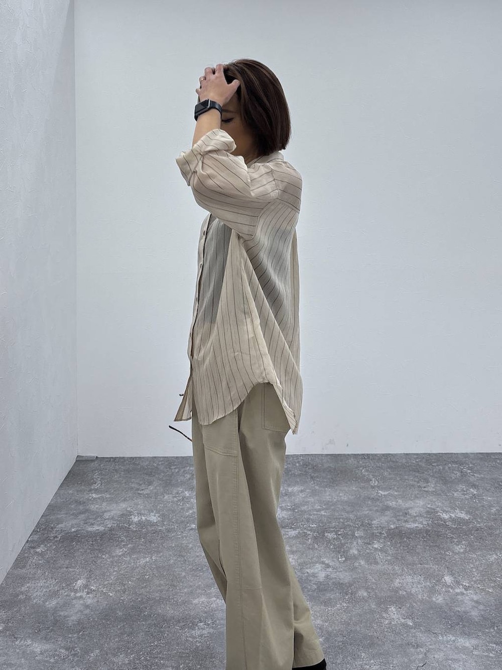 ブラック系のキャミソール、ベージュ系のその他パンツ、ブラック系のパンプスを着用したレディースの春コーディネートの8枚目の写真